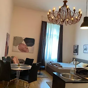  Apartamento Stylish By The Vígszínház Theater Hungría